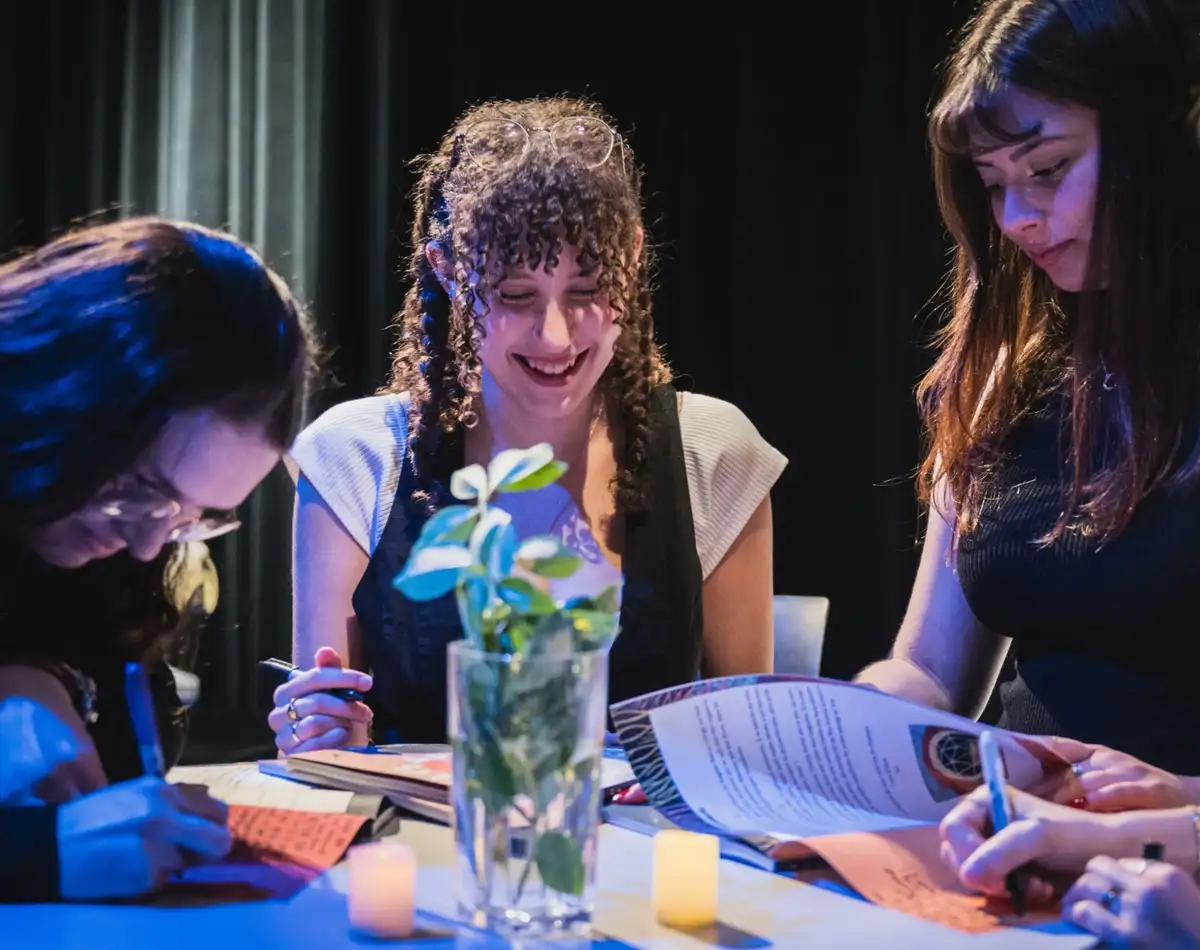 Personnes étudiantes qui font une lecture autour d'une table
