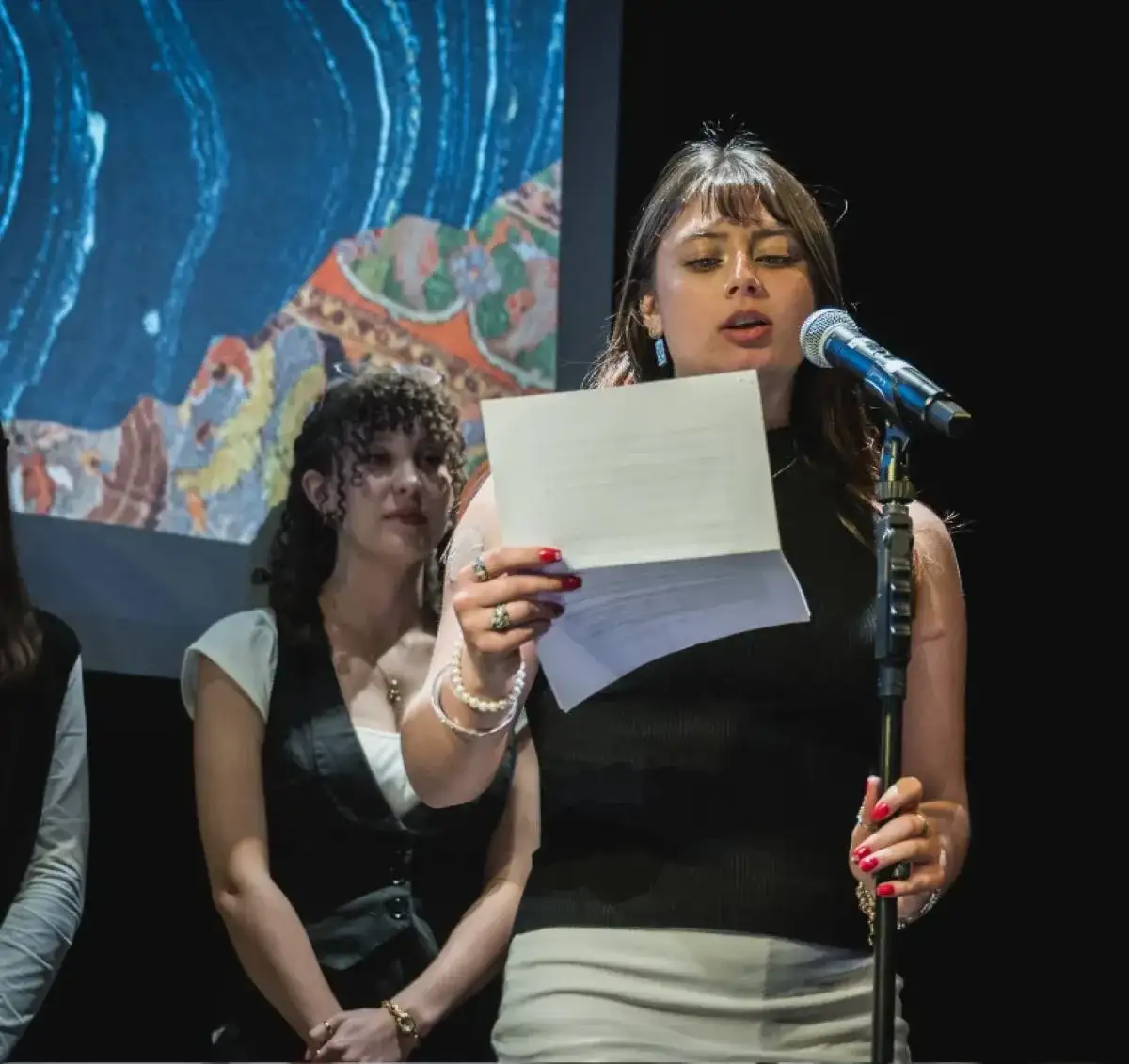 Étudiante devant un micro