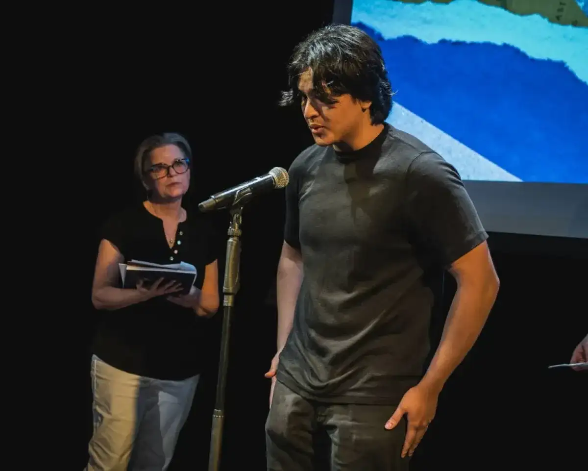 Étudiant qui fait une présentation sur scène