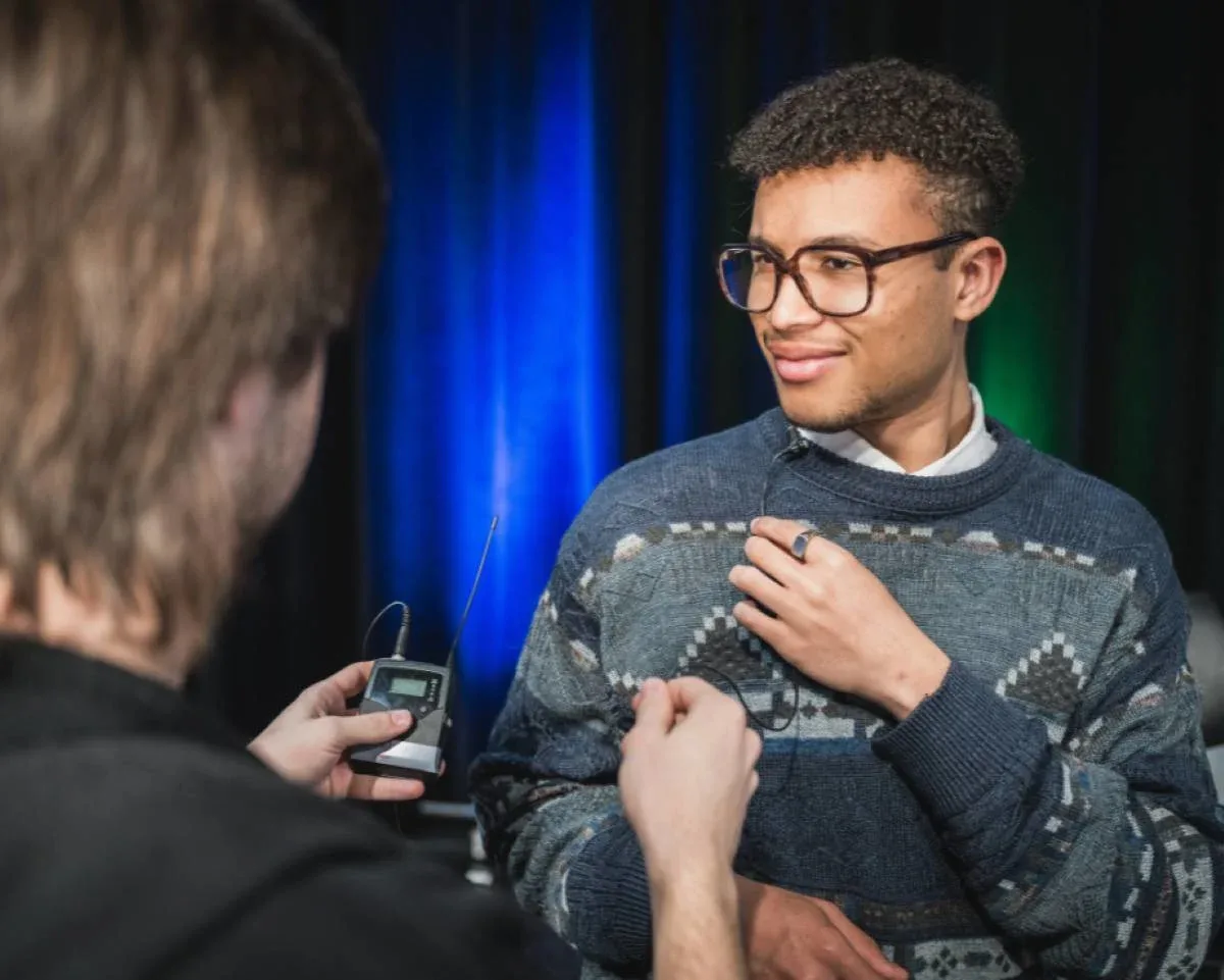 Personnes étudiantes avec un micro cravatte