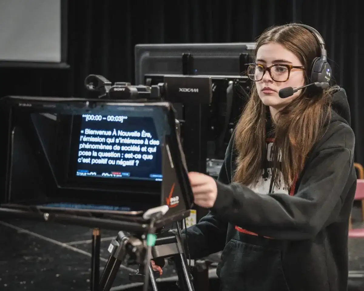 Étudiantes qui tient un téléprompteur