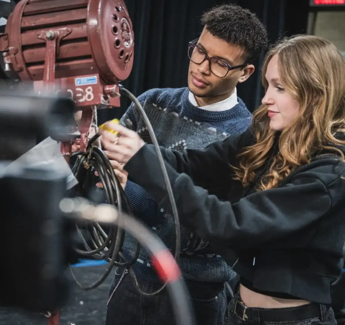 Personnes étudiantes qui travaillent en équipe