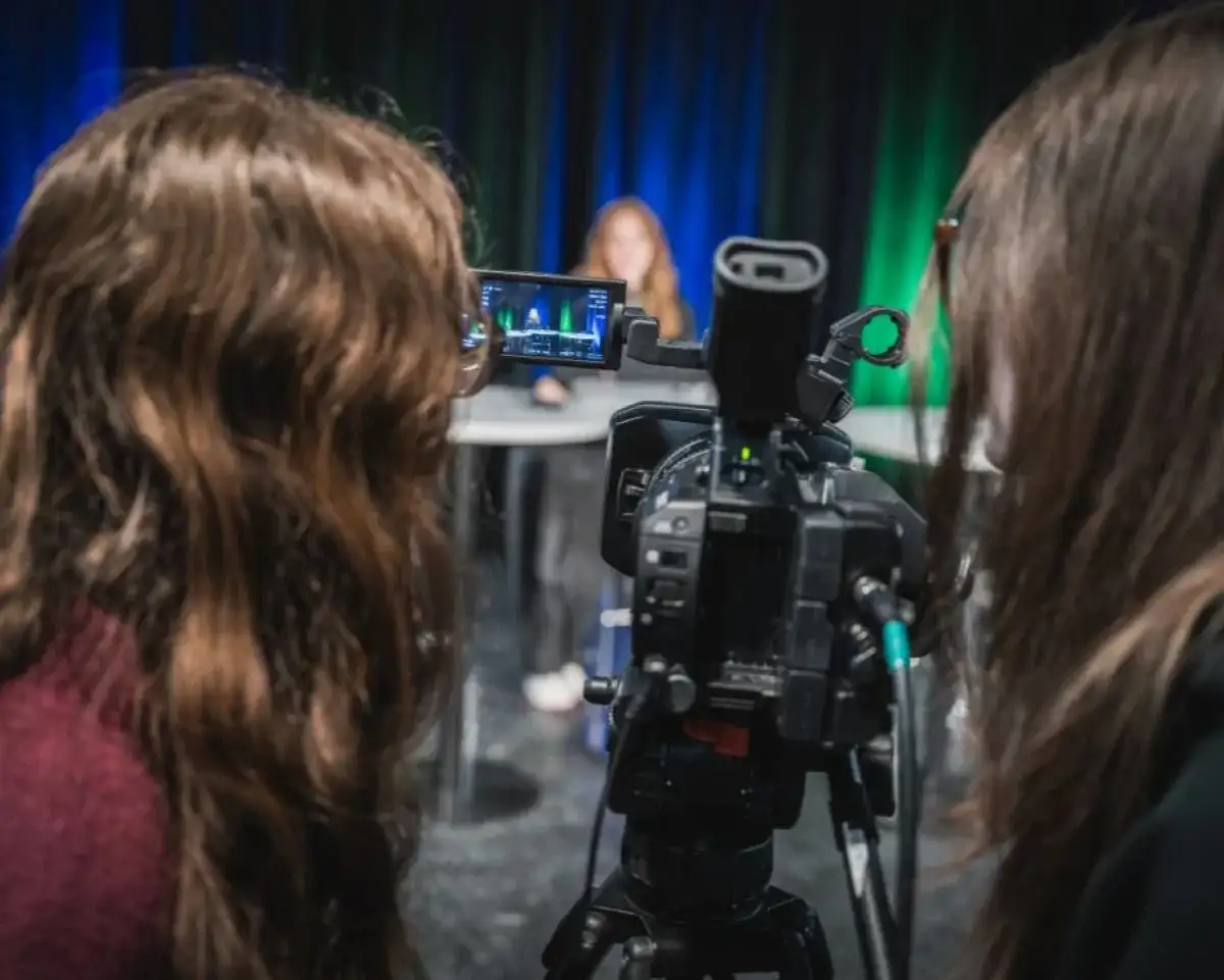 Étudiantes qui enregistrent une émission