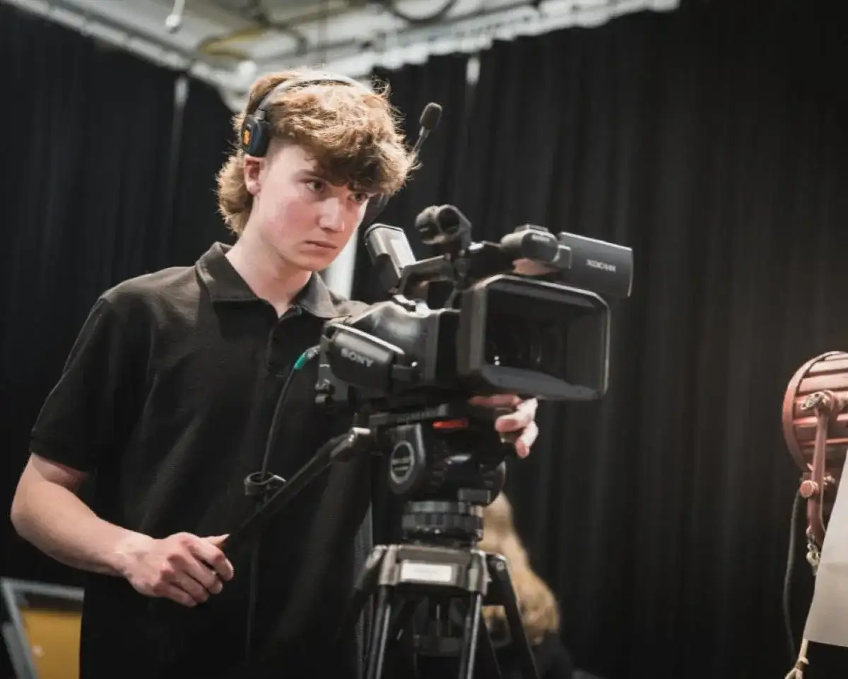 Étudiant qui manipule une caméra