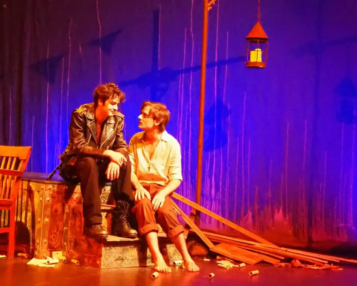 Étudiants jouant une scène durant un spectacle