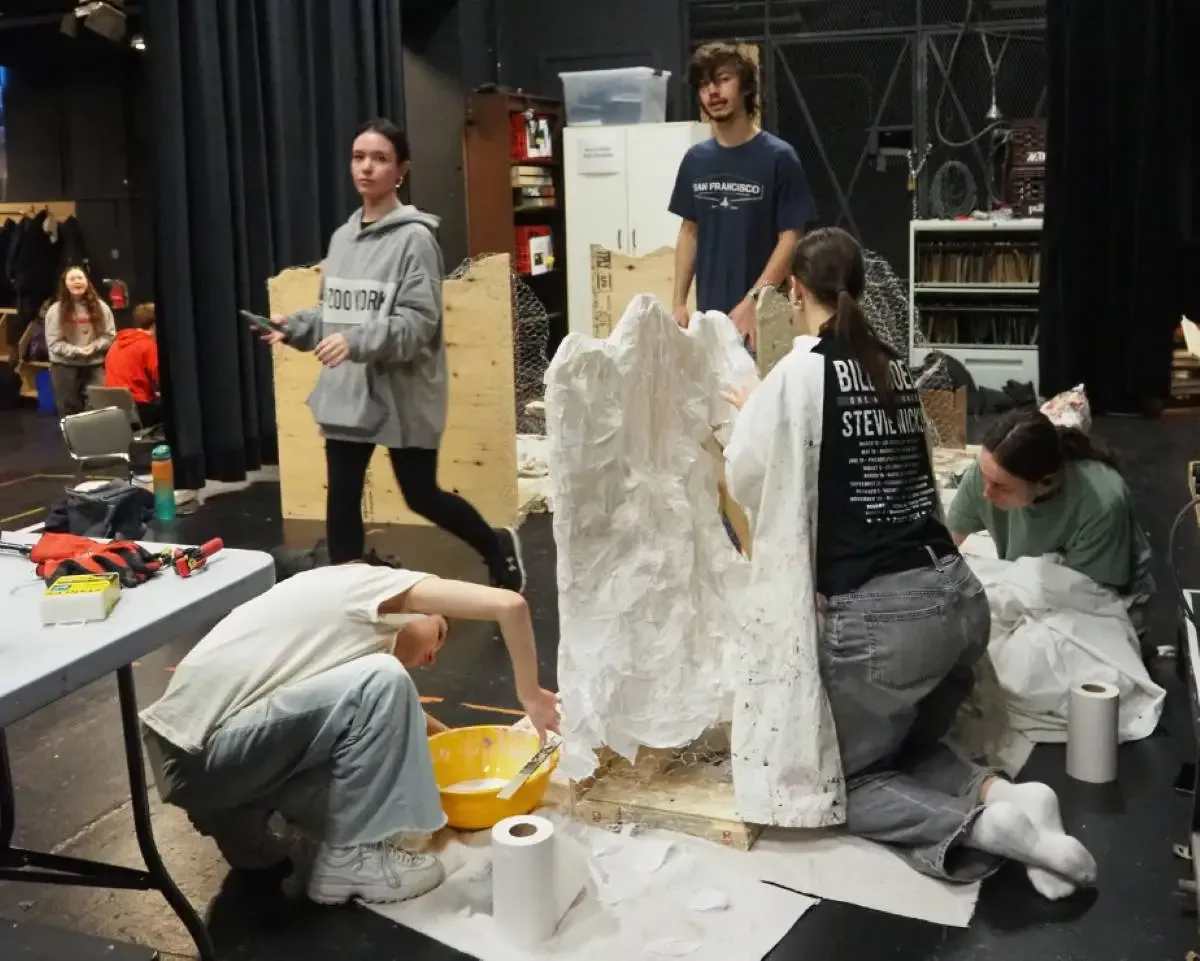 Personnes étudiantes qui travaillent sur les décores