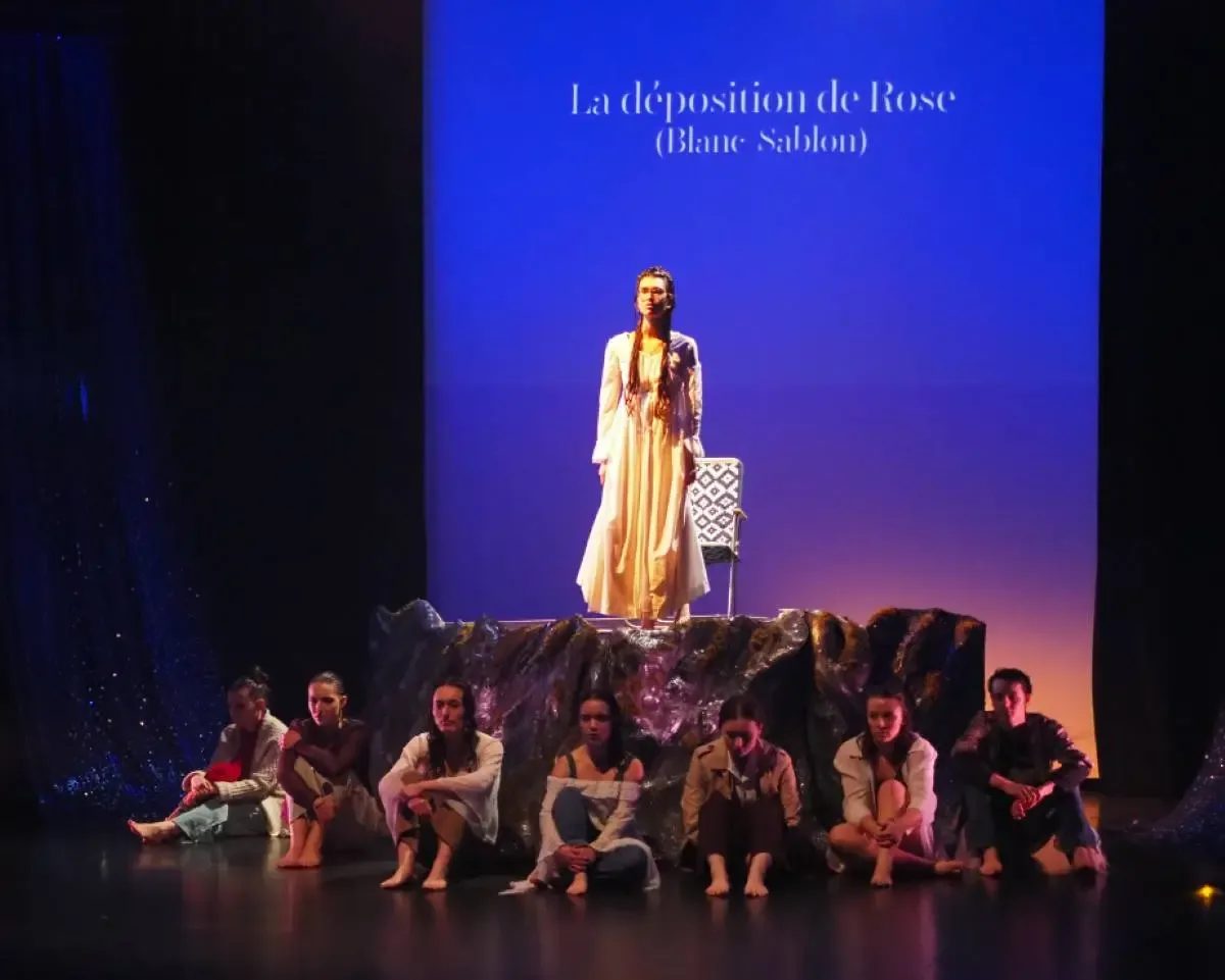 Personnes étudiantes jouant une pièce de théâtre