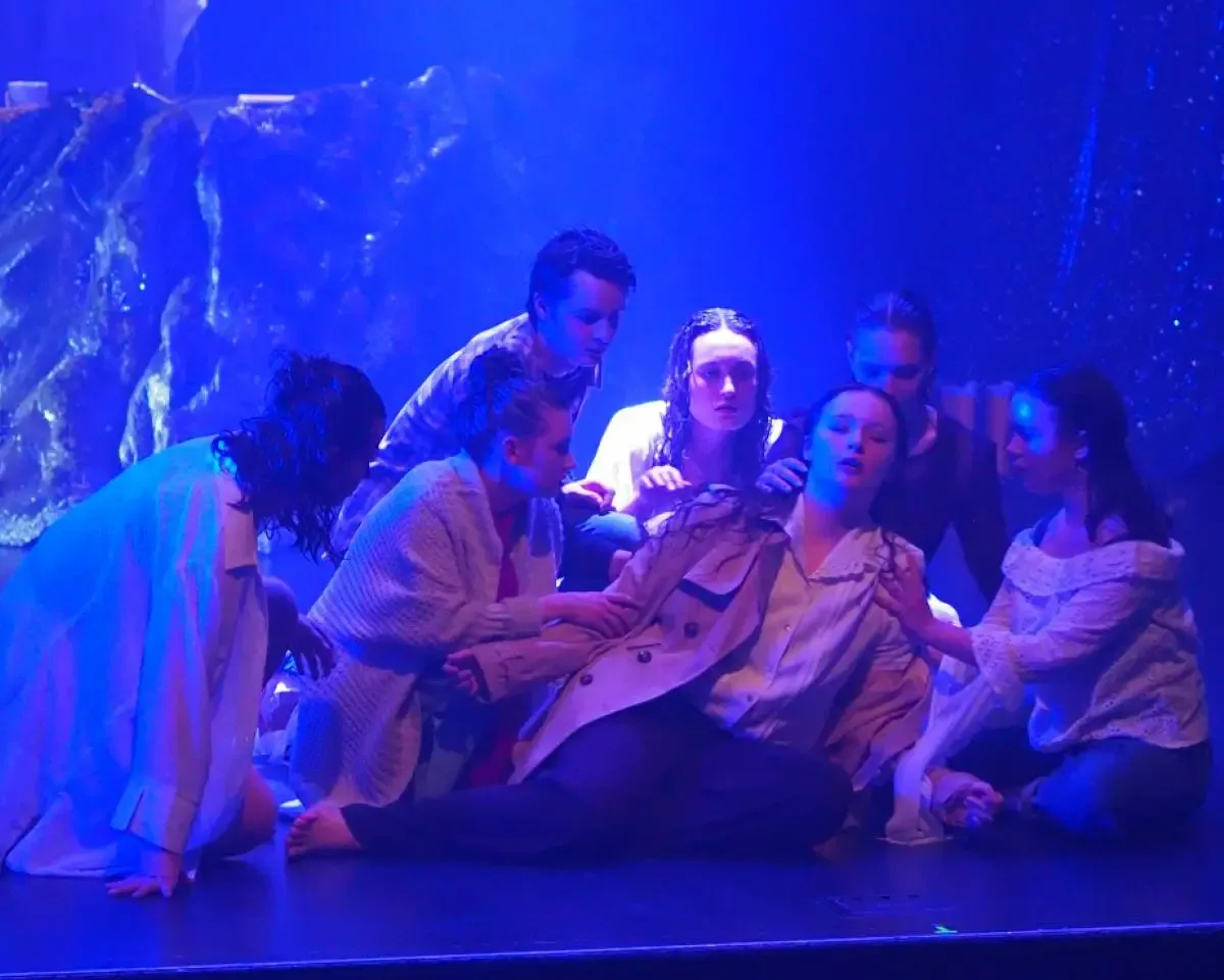 Personnes étudiantes sur scène pendant une représentation