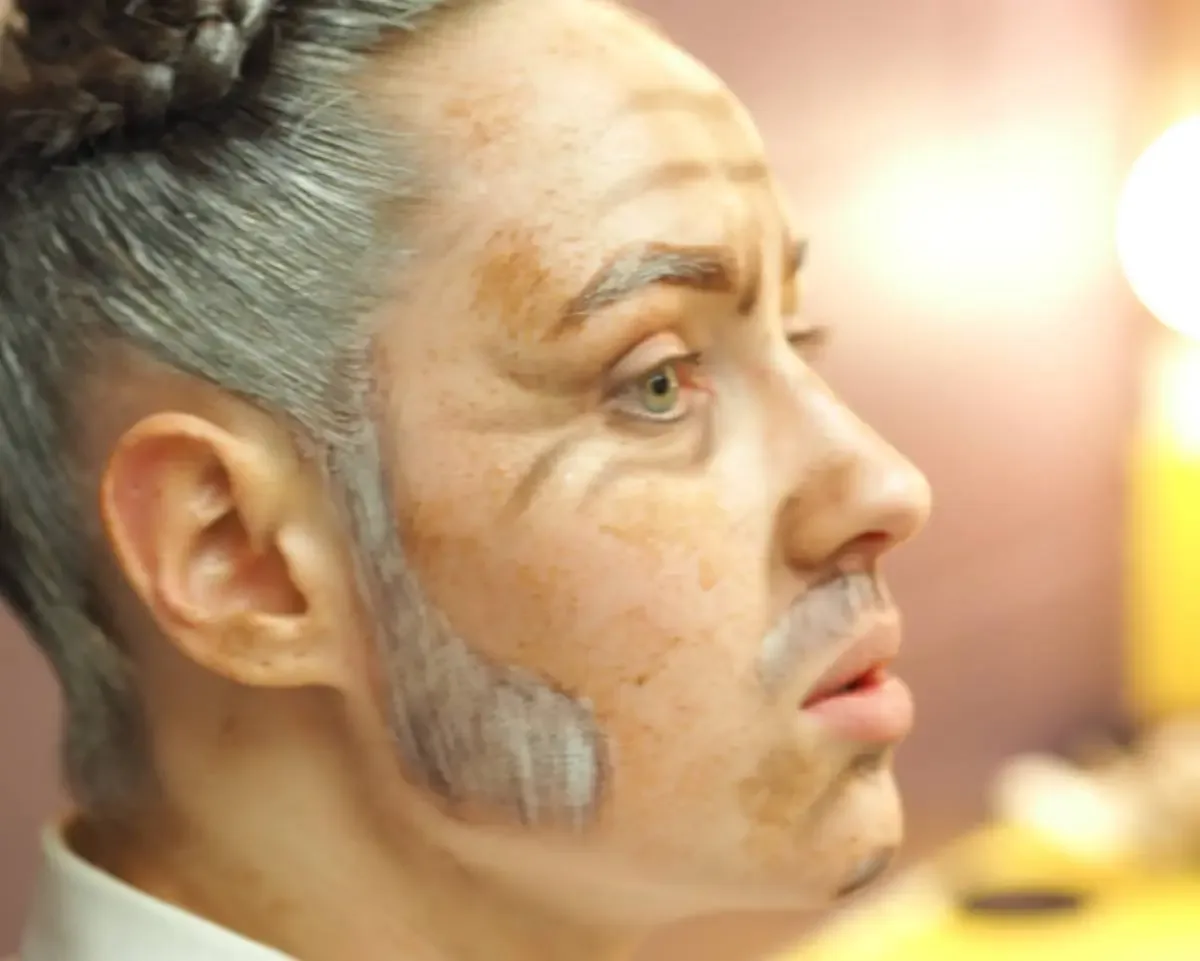 Focus sur le maquillage vieillissant d'un étudiant