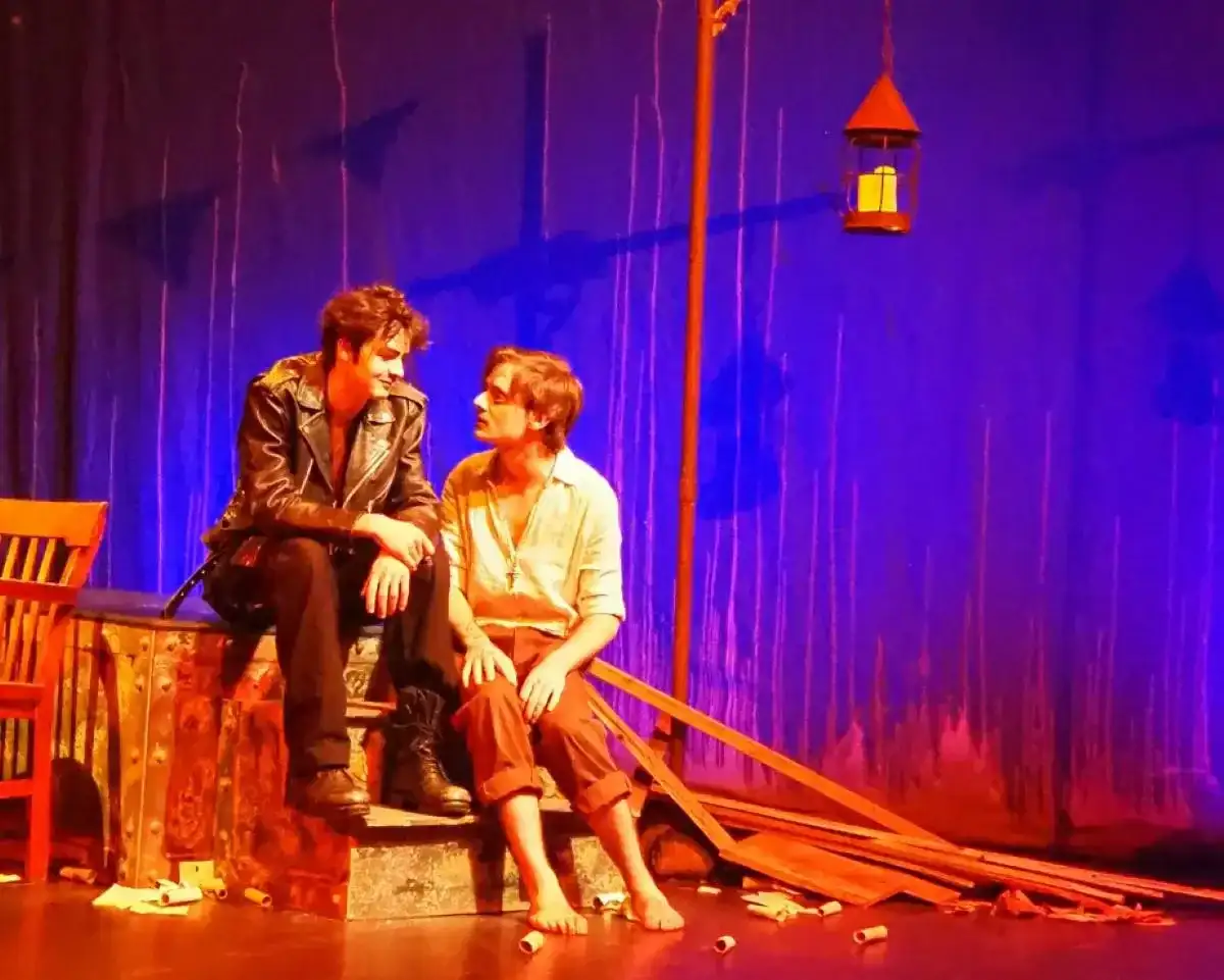 Étudiants jouant une scène durant un spectacle