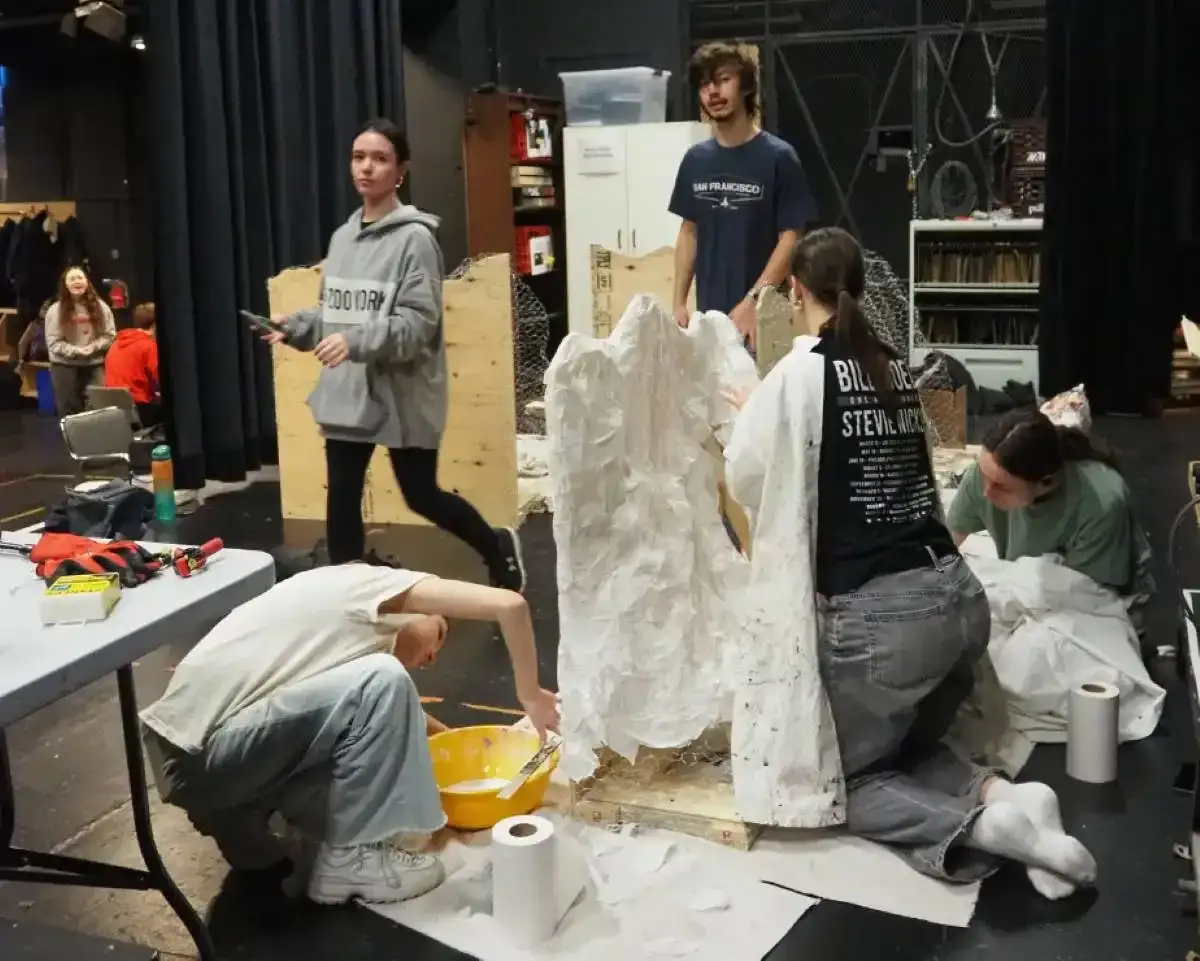 Personnes étudiantes qui travaillent sur les décores