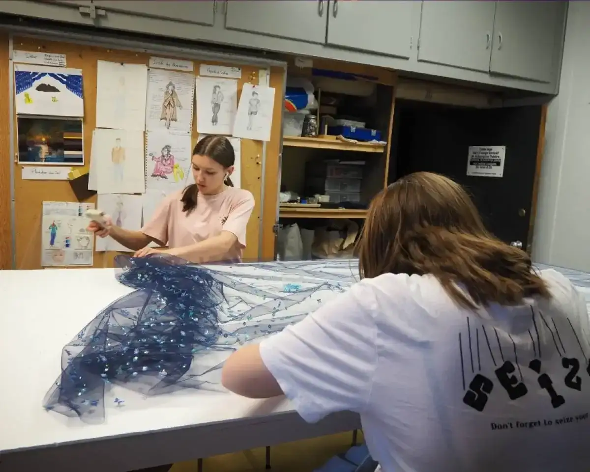 Personnes étudiantes qui préparent les costumes