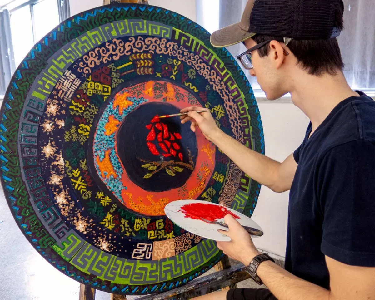 Étudiant qui réalise une peinture