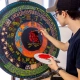 Étudiant qui réalise une peinture