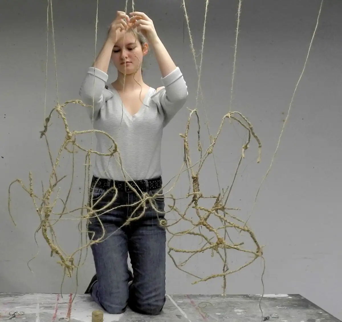 Personne étudiante qui monte un projet avec du fil