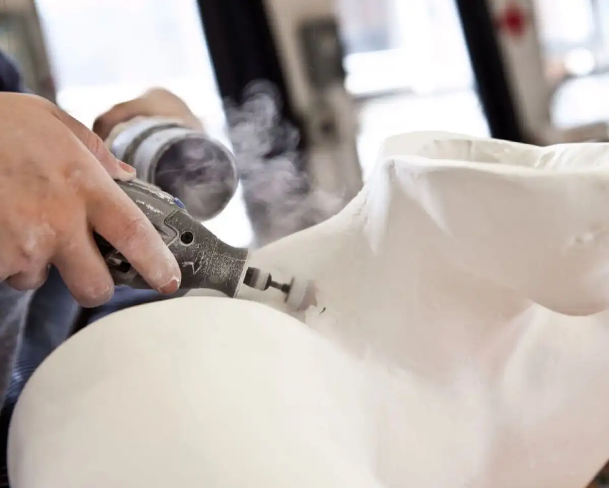 Personne qui sculpte un buste