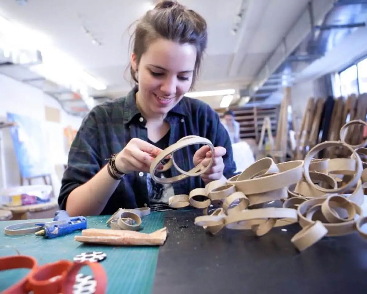 Étudiante qui travaille des ronds de bois