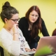 Étudiante devant son ordinateur