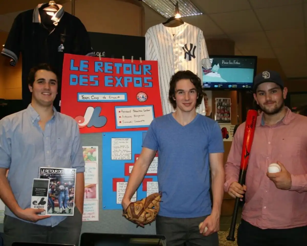 Étudiants lors d'une exposition