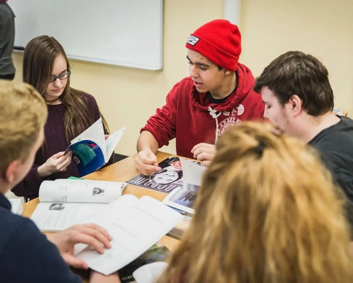 Personnes étudiantes qui font des travaux de groupe