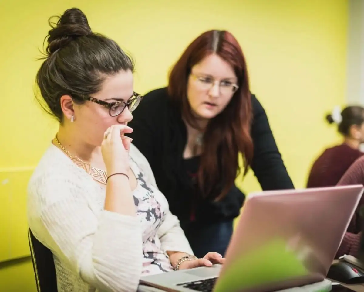 Étudiante devant son ordinateur