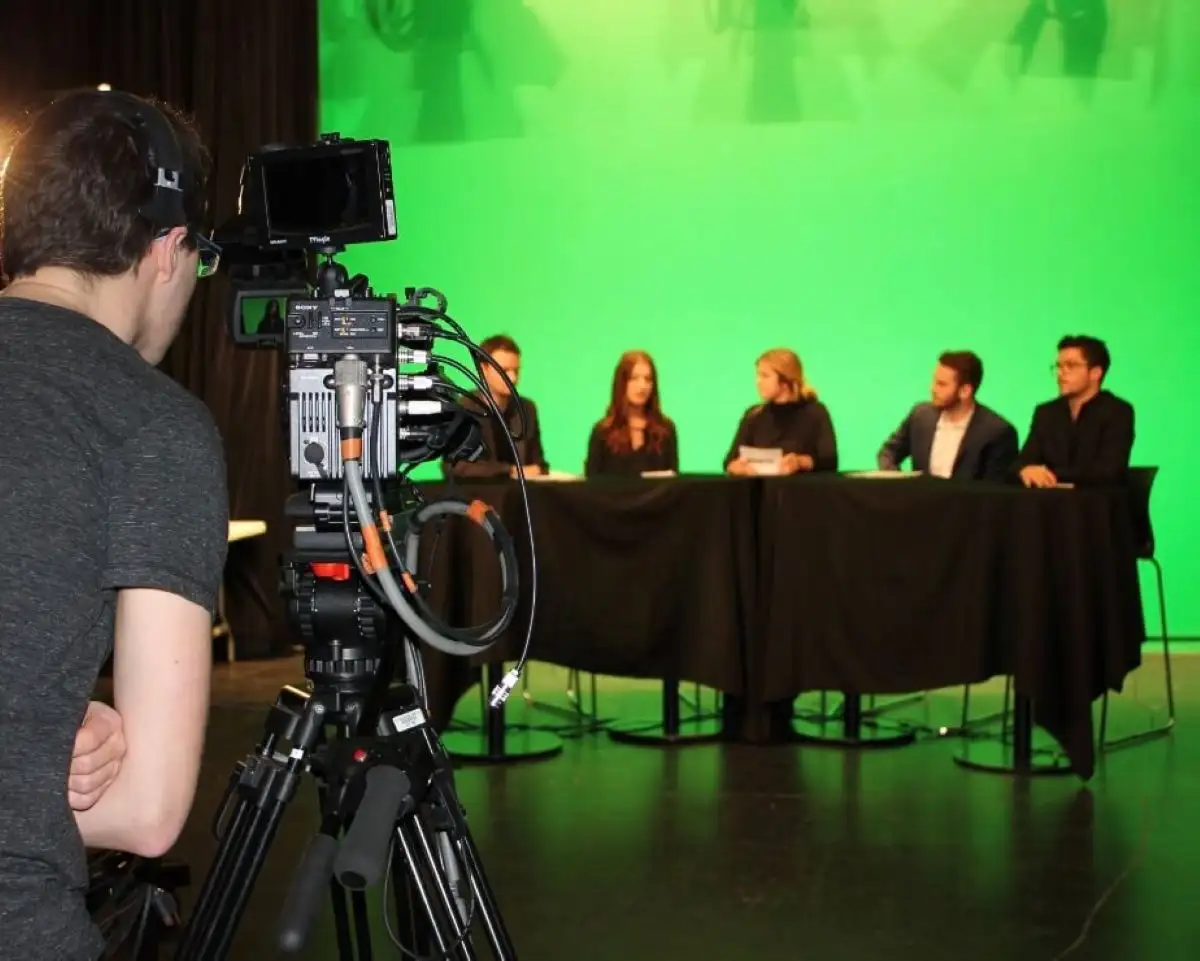 Personnes étudiantes qui filment un débat sur un plateau