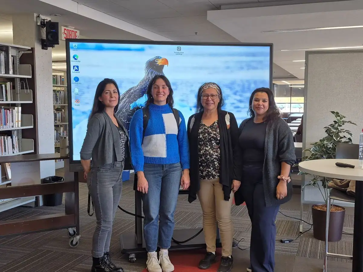 Personnes regroupées à la bibliothèque