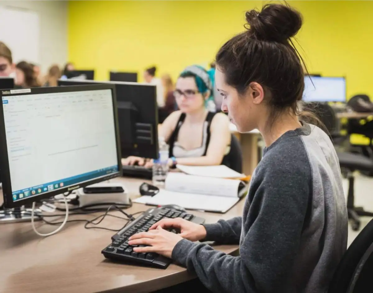 Étudiante qui travaille sur un ordinateur