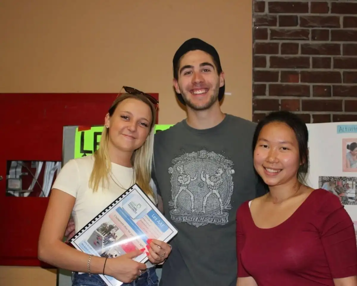 Personnes étudiantes souriantes