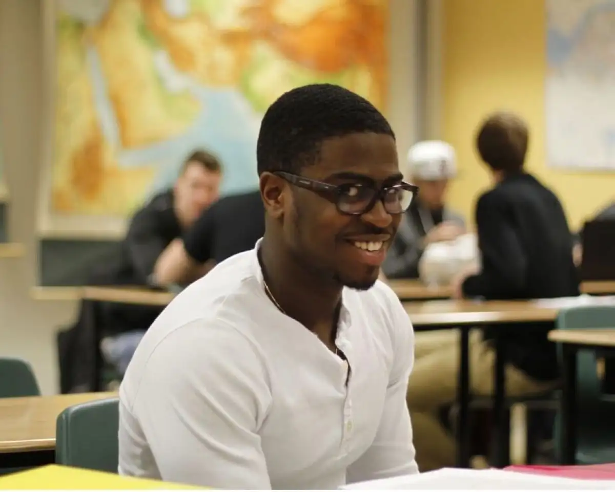 Étudiant souriant