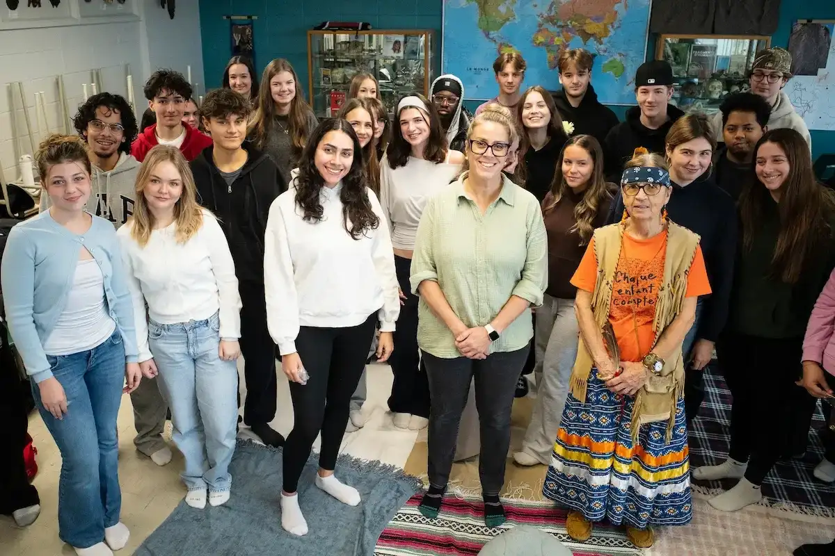 Groupe d'étudiants et étudiantes avec leur professeure