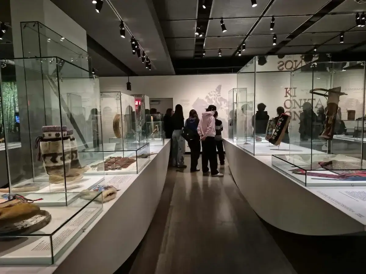 Groupe d'étudiants dans une exposition