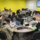 Personnes étudiantes, en salle de classe qui travaillent sur leurs ordinateurs