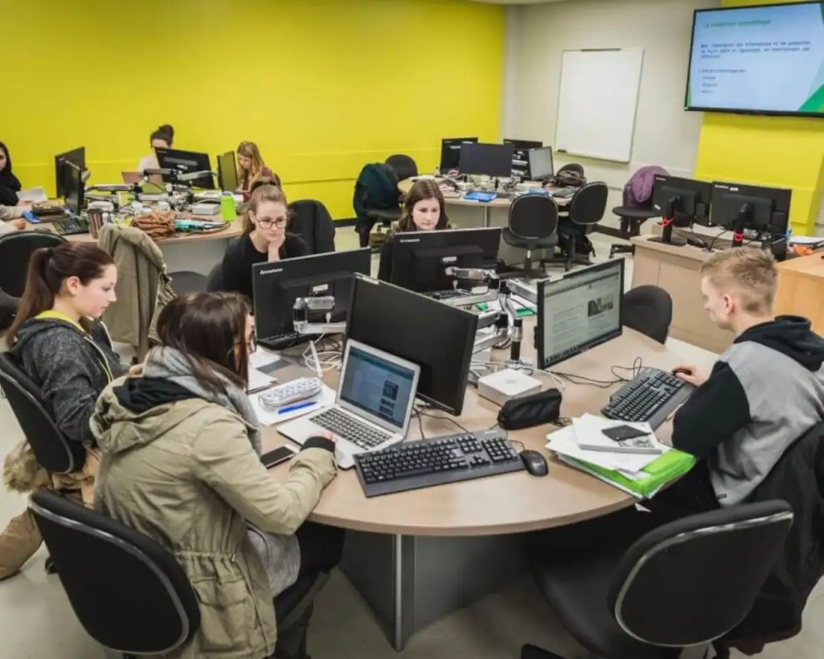 Personnes étudiantes, en salle de classe qui travaillent sur leurs ordinateurs