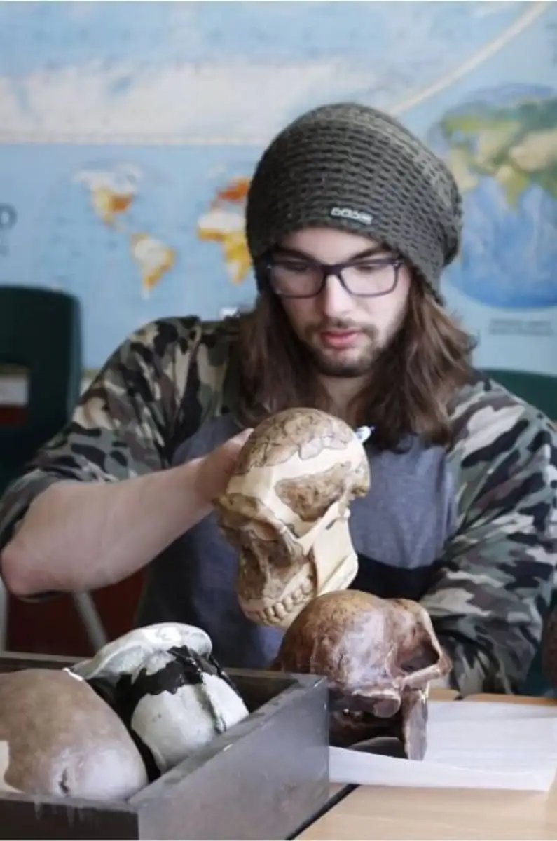 Personnes étudiantes qui manipulent un crane