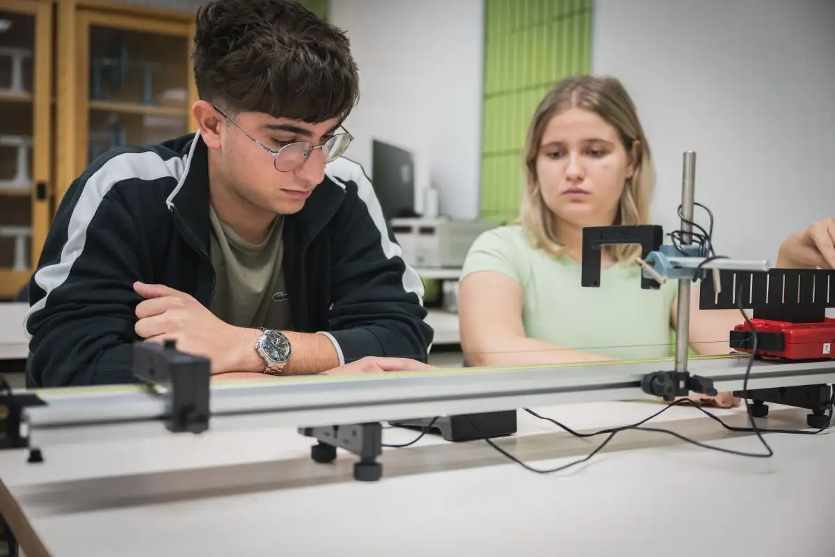 Deux personnes étudiantes à table qui regardent des mesures