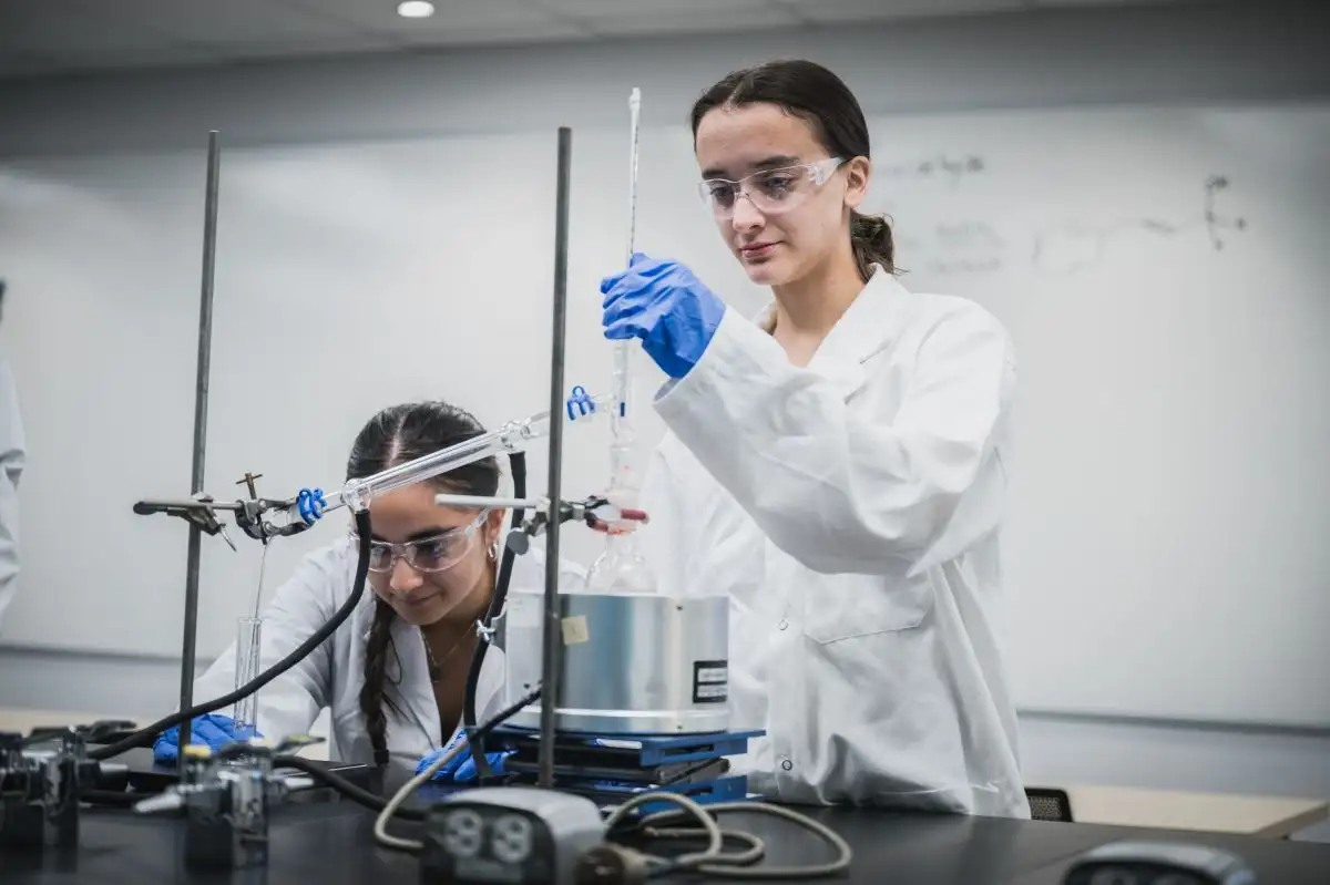 Deux étudiantes qui font des expériences