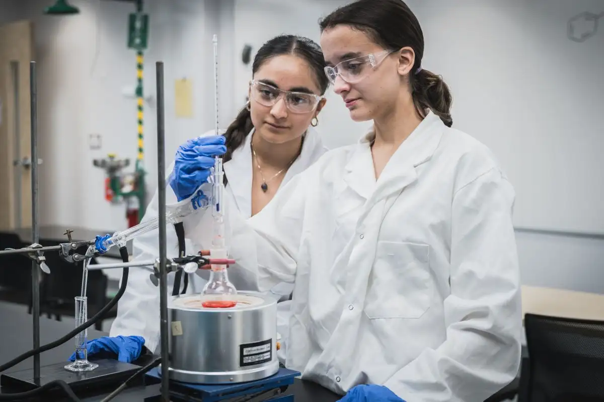 Personnes étudiantes qui font une expérience en laboratoire