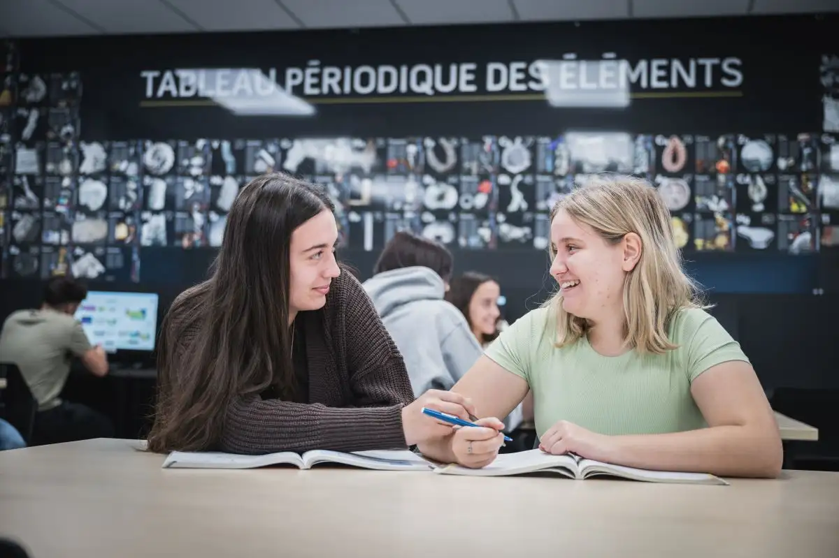 Deux étudiantes qui discutent