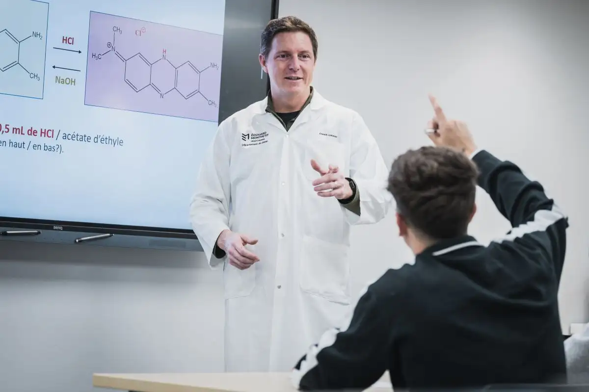 Enseignant qui répond aux questions d'un élève