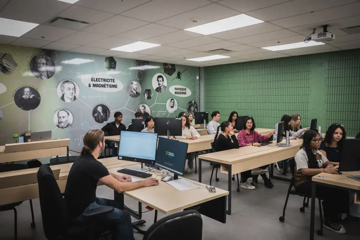 Personnes étudiantes dans leur classe de cours