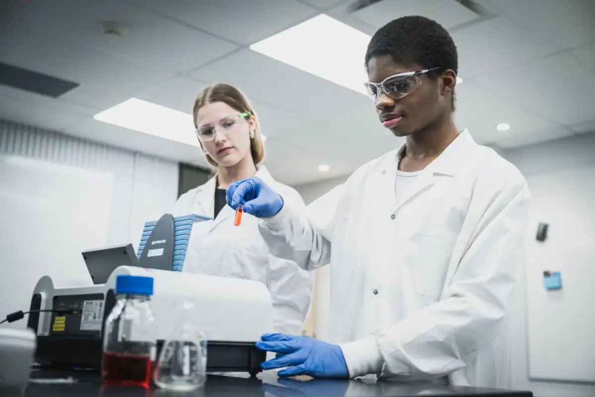 Personnes étudiantes qui font des expériences