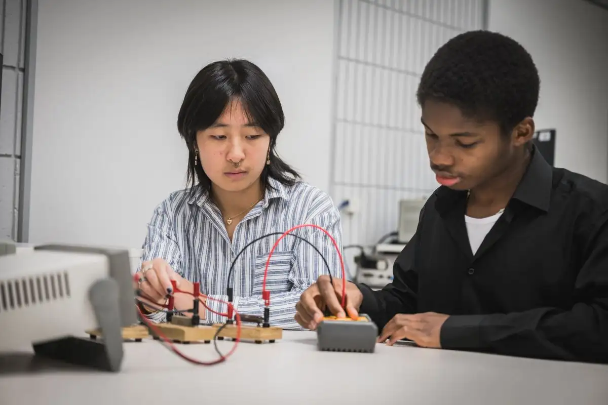 Personnes étudiantes qui font une expérience