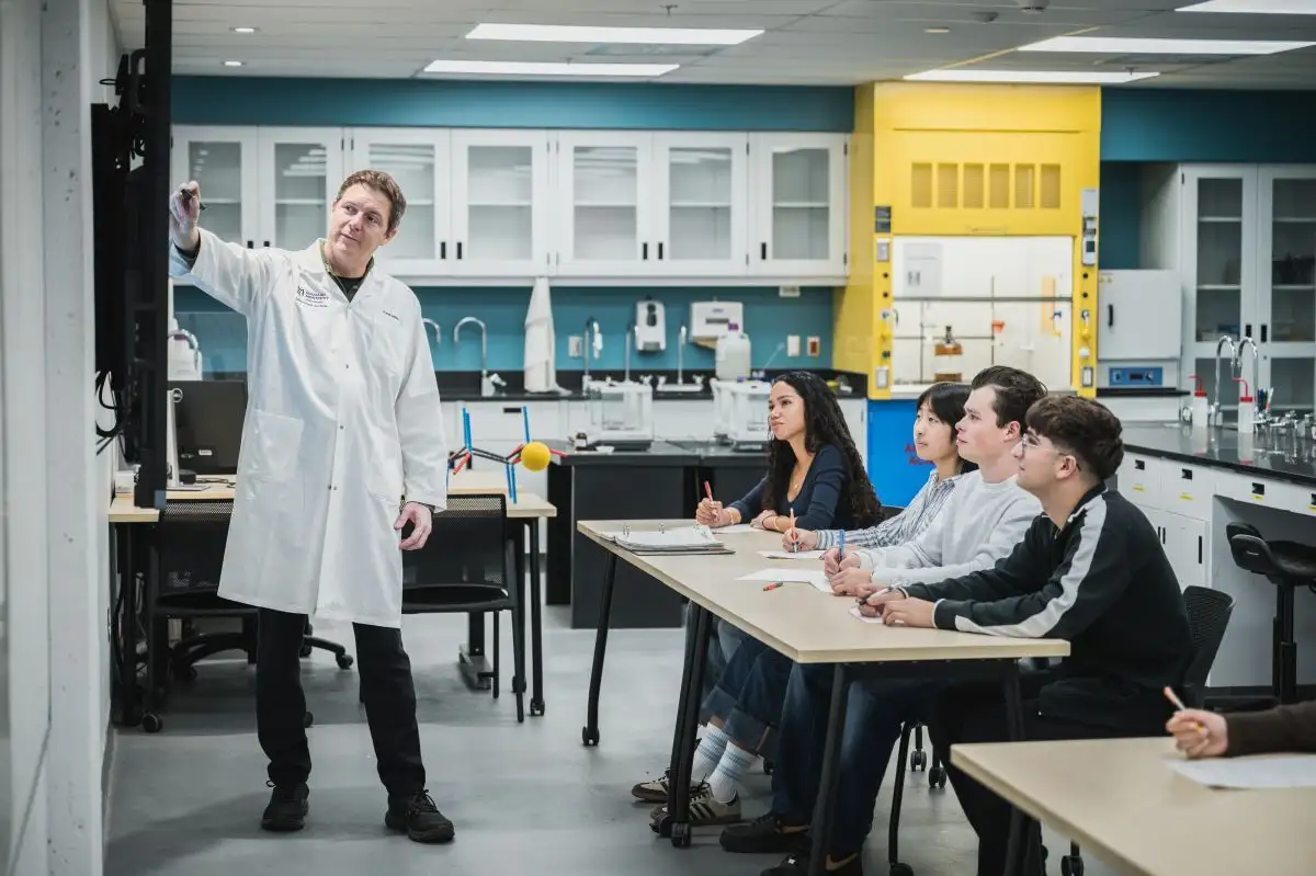 Enseignant qui explique au tableau