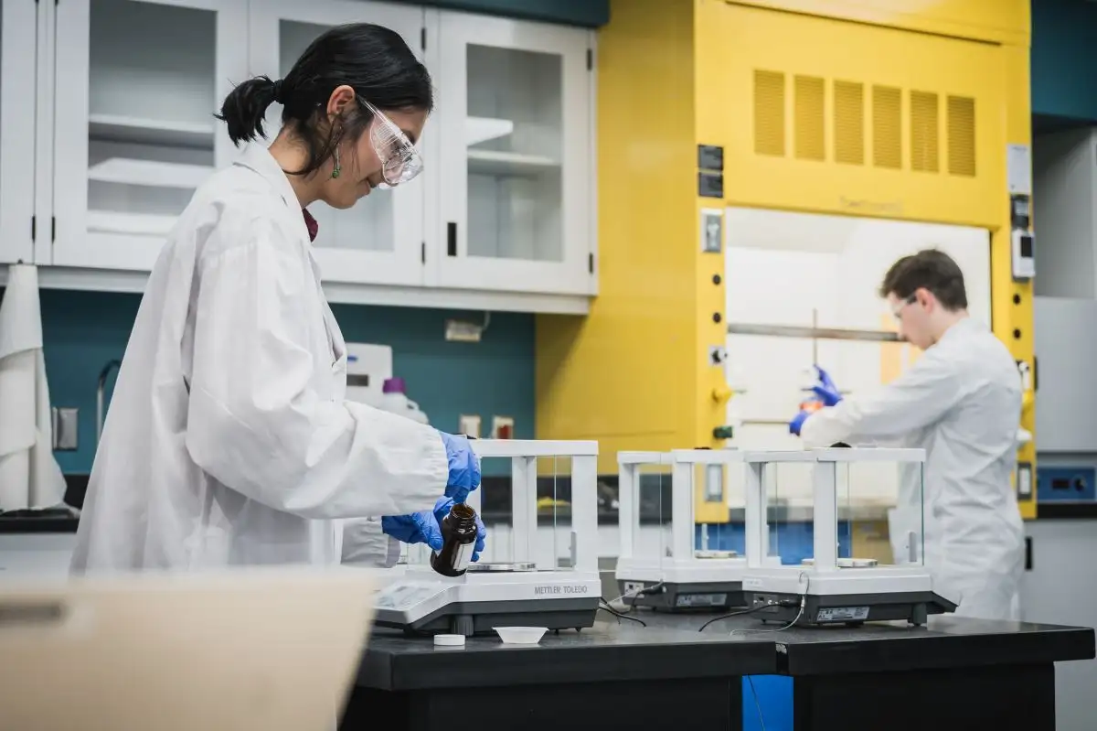 Personnes étudiantes en laboratoires