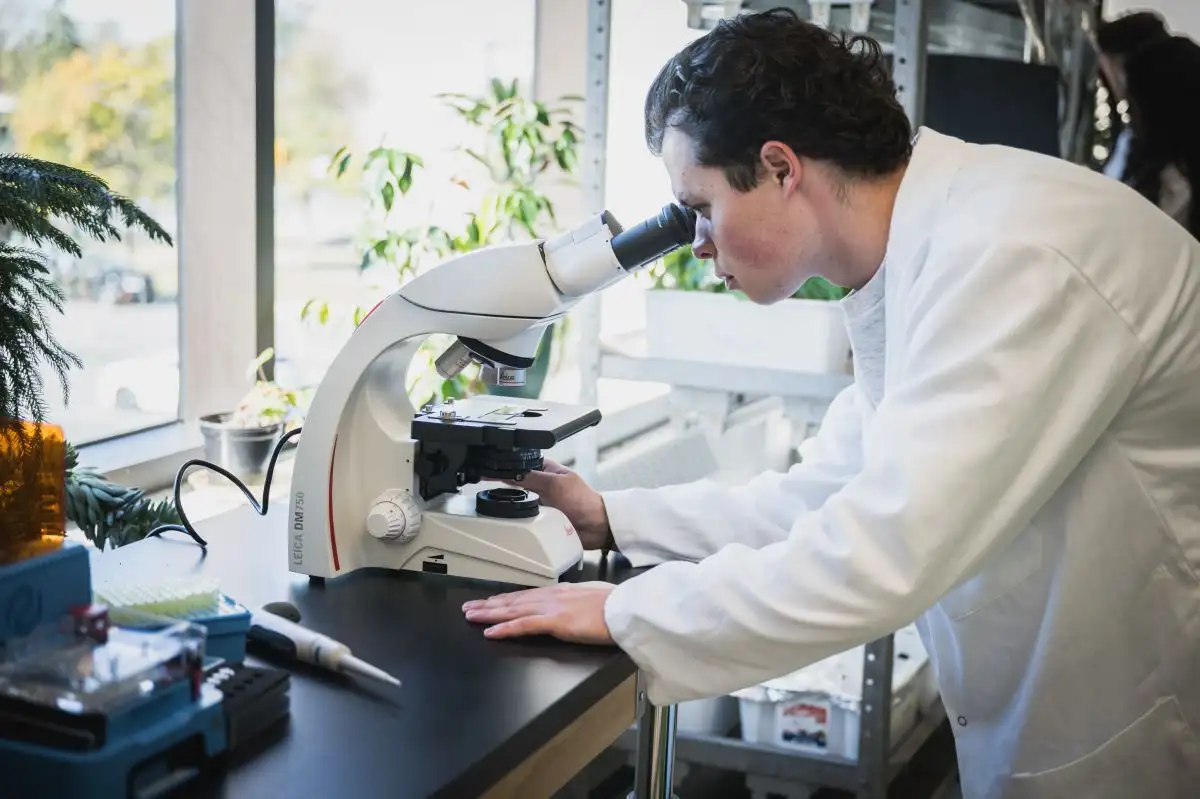Étudiant au microscope
