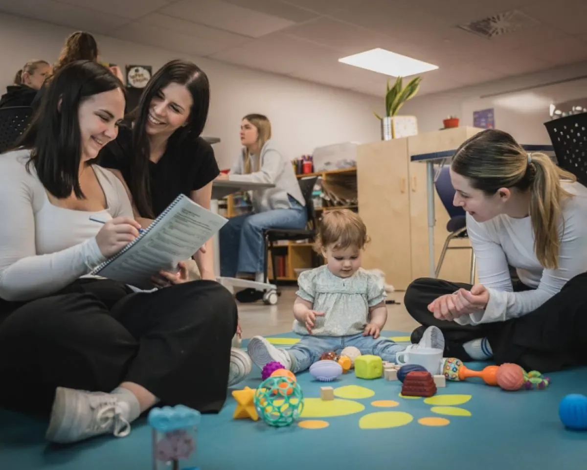 Groupe d'éducatrices et petite fille