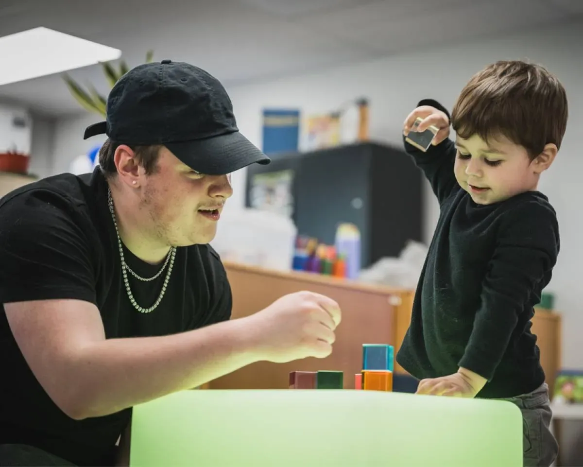 Étudiant qui joue avec un enfant