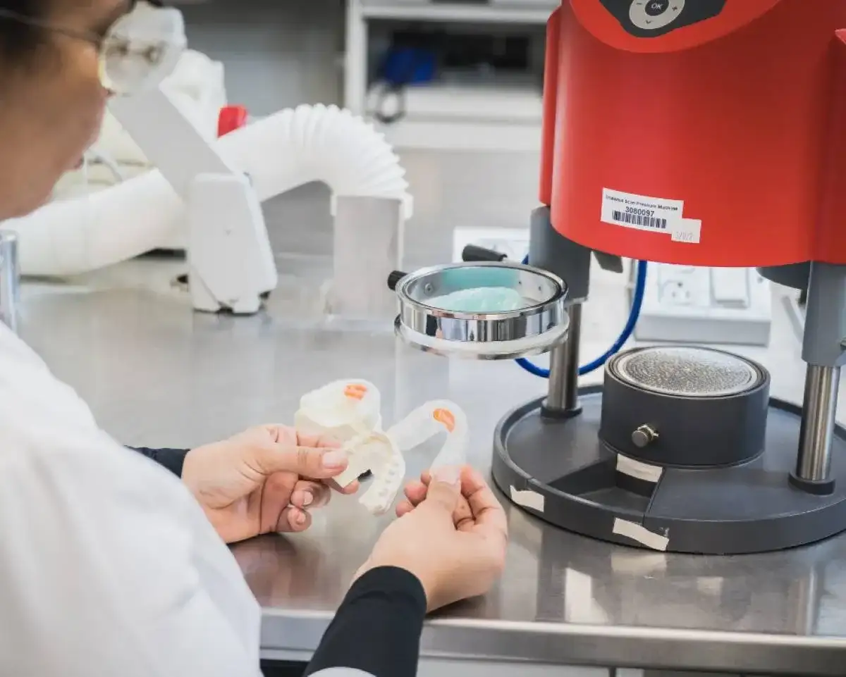 Personne étudiante qui se pratique avec le matériel