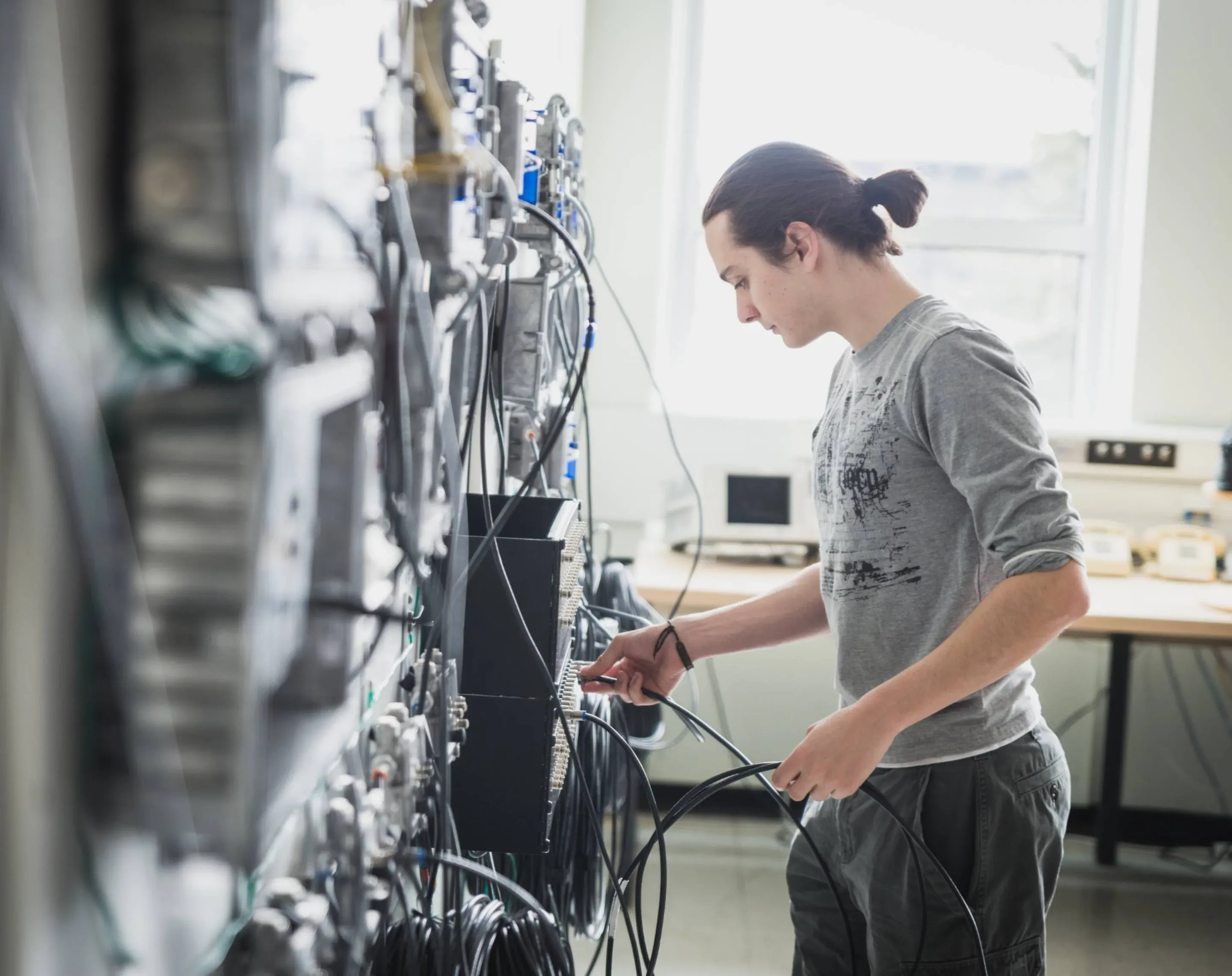Étudiant qui vérifie des câbles